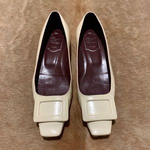 Roger Vivier Belle Pilgrim Ballet Flats In Cream